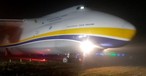 Antonov An-124 im Gras von Guarulhos: Der XL-Flieger konnte weggeschleppt werden.