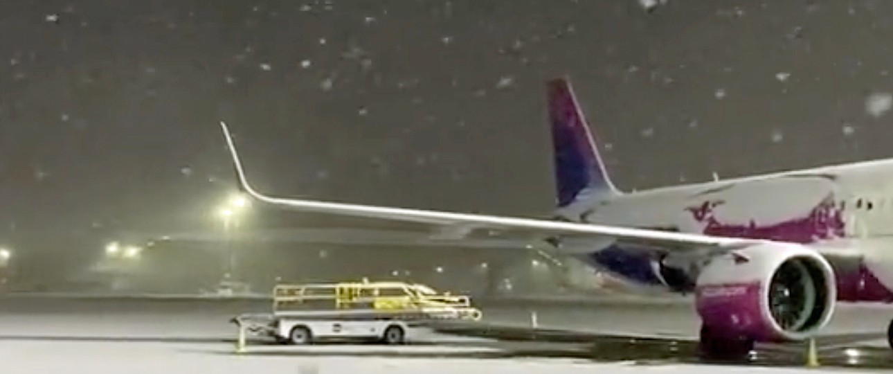 Flugzeug in London-Gatwick: Schnee legt den Betrieb lahm.