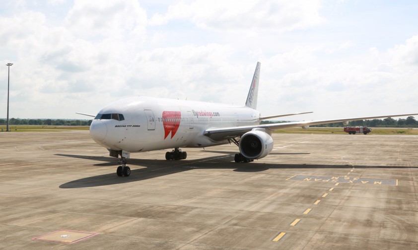 Boeing 777 von Red Wings: Am Boden.