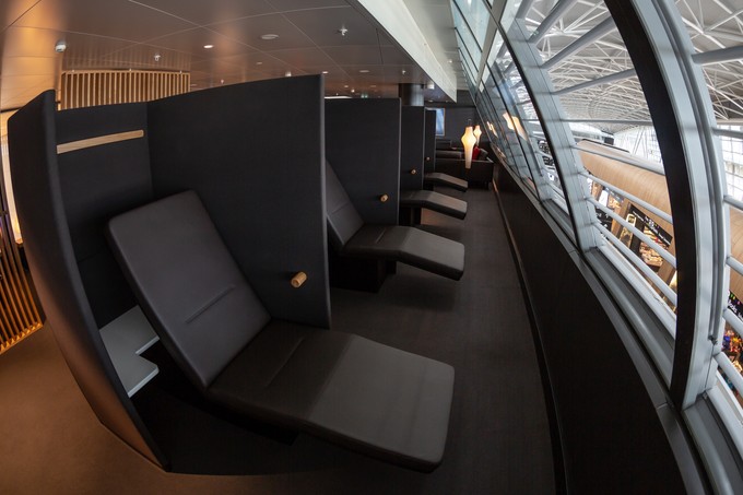 ... und Ruheliegen. Ihnen musste aber etwas Bekanntes weichen... die einst längste Lounge-Bar der Welt. Raucher müssen jetzt nach draußen auf einen Hof.
