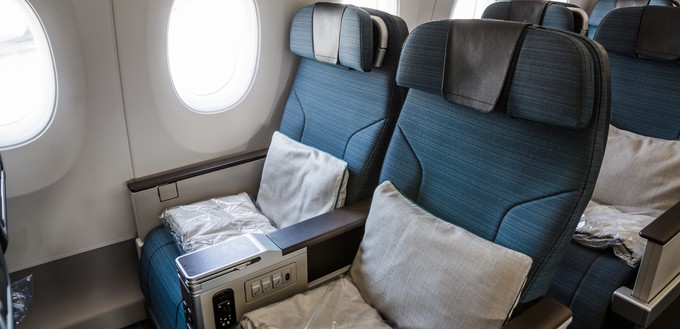 Die Armlehnen der Premium-Economy-Sitze beherbergen die Fern- und Sitzbedienung.