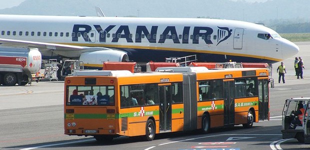 Flieger von Ryanair in Bergamo: Insbesondere Passagiere von Billigfliegern sind von der Umleitung betroffen.