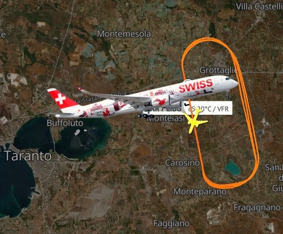 Schleifen bei Taranto: Der Airbus A350 von Swiss übt Starts und Landungen.