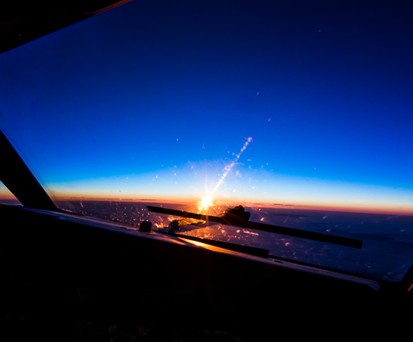 Blick aus dem Cockpit: Manchmal ist es besser, wie geplant weiterzufliegen, wenn beim Cockpitpersonal jemand ausfällt.