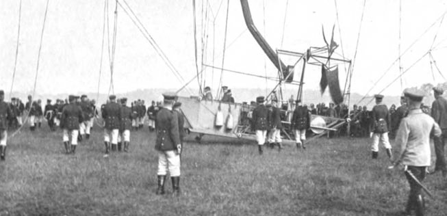 Der Gutsbezirk Jungfernheide wurde lange als kaiserliches Jagdgebiet und später Exerzierfeld und Schießplatz für das Militär genutzt. 1906 entsteht dort eine Luftschiffhalle. 1919 wird sie abgerissen, da Deutschland keine Luftstreitkräfte mehr haben darf.