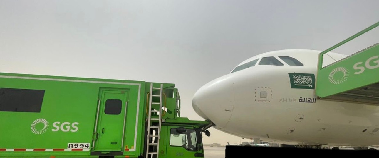Dumm gelaufen: Das Cateringfahrzeug fuhr mit seiner Ladevorrichtung ...