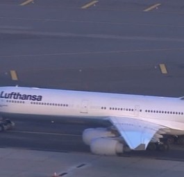 Der beschädigte A340: Kommt später in Düsseldorf an als geplant.