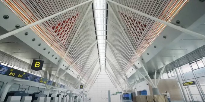 Der Check-in-Bereich. Alles ist hell und modern.