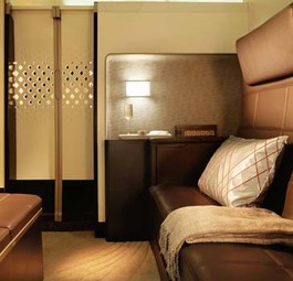 Den Gästen in The Residence auf dem Oberdeck des A380 steht ein eigenes Wohnzimmer mit Großbildschirm zur Verfügung. Im Preis inbegriffen ist ein persönlicher Butler, der in der Savoy-Butler-Schule in London ausgebildet wurde.