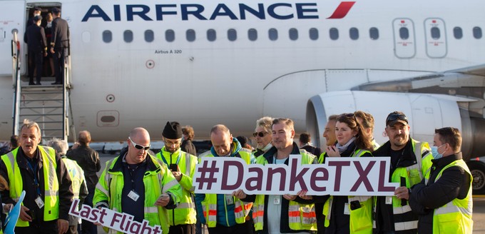 Viele Flughafenmitarbeiter posierten mit Abschiedsgrüßen vor dem letzten Flieger.