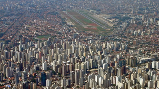 Platz 6: Der Aeroporto de Congonhas liegt nahe am Zentrum von São Paulo auf einem künstlichen Hügel, um unabhängig von Überflutungen zu sein. Ähnlich wie auf dem Deck eines Flugzeugträgers startet und landet man auf zwei parallelen Pisten.