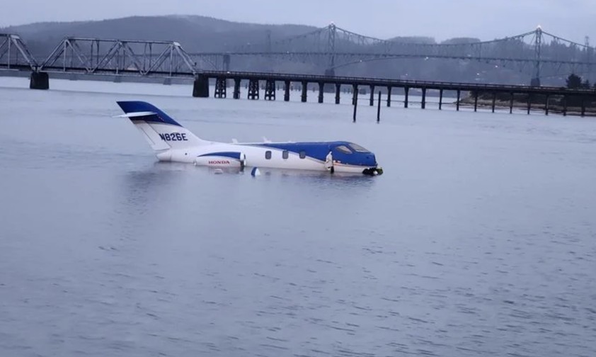 Das Flugzeug im Wasser: Es ging glimpflich aus.