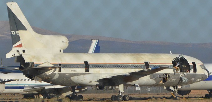 ... «eine Cessna mit Pilot am Apple Valley Airport chartern und ein paar Low Passes über den Flugzeugfriedhof Victorville am Southern California Logistics Airport machen».