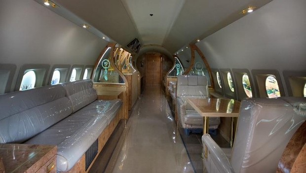 Das Anwesen ist kein gewöhnliches Anwesen. Dazu gehört auch eine Fokker F28. Der Jet besticht mit einer exklusiven Ausstattung.