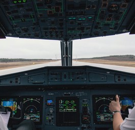 Piloten im Cockpit vor dem Start: Rufzeichen werden bei allen Funksprüchen genannt und helfen, die Flugzeuge am Himmel voneinander zu unterscheiden.