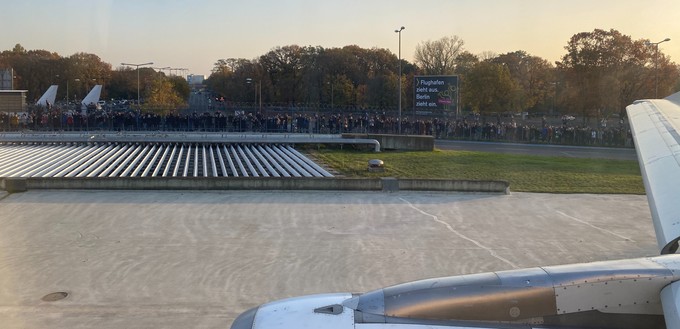 Am Zaun zur Zufahrtsstraße haben sich Hunderte von Berlinerinnen und Berlinern aufgereiht, um dem A320 zum Abschied zu winken.