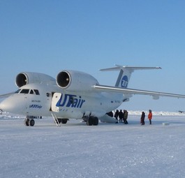 Antonov An-74 beim Eis-Lager Barneo.