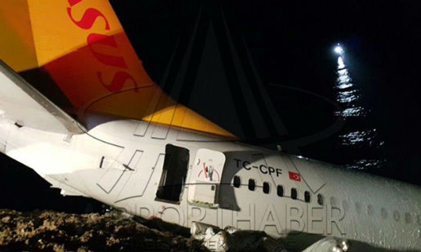 Die Boeing 737 nach dem Unfall in der Nacht.