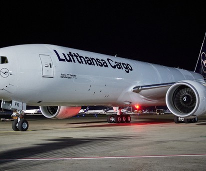 Lufthansa Cargos neue Boeing 777F mit dem Kennzeichen D-ALFK ...