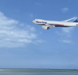 Boeing 747-8 von Nippon Cargo: Eine Flugzeug verlor ein Bauteil.