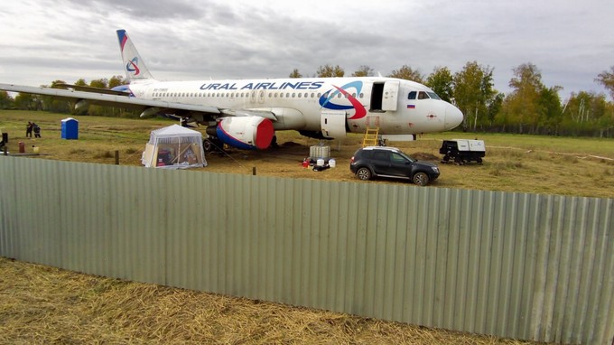 Um das Flugzeug wurde ein Zaun errichtet.