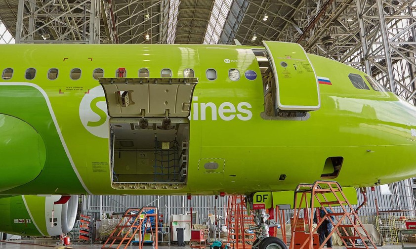 Jet von S7: Russische Airlines brauchen Ersatzteile.