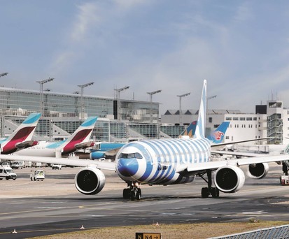 Zwei Condor-Jets in Frankfurt: Lufthansa will nicht zu diesen Konditionen als Zubringer dienen.