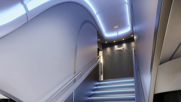 Über die elegante Treppe gelangt man in die obere Etage.