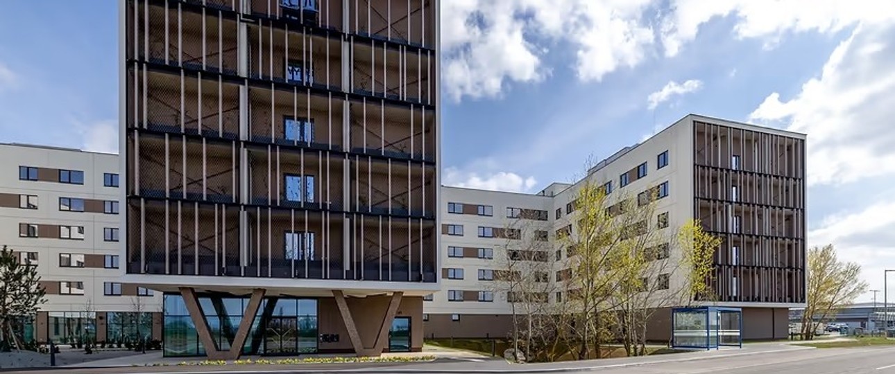 Leonardo Smart Hotel Vienna Airport: Viel Holz vor der Hütte.