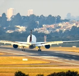 Ein Airbus A350 tanzt über die Landebahn