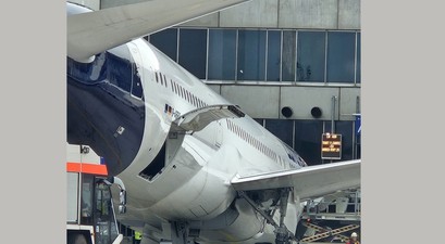 Die D-ABPQ liegt auf der Nase: Die Boeing 787-9 sollte nach Los Angeles fliegen.