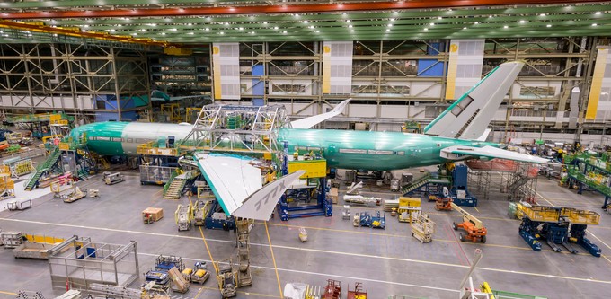 Mit der 777X hat Boeing das Konzept wieder aus der Schublade geholt - hier zu sehen beim Zusammenbau der ersten flugfähigen 777X Ende 2018.