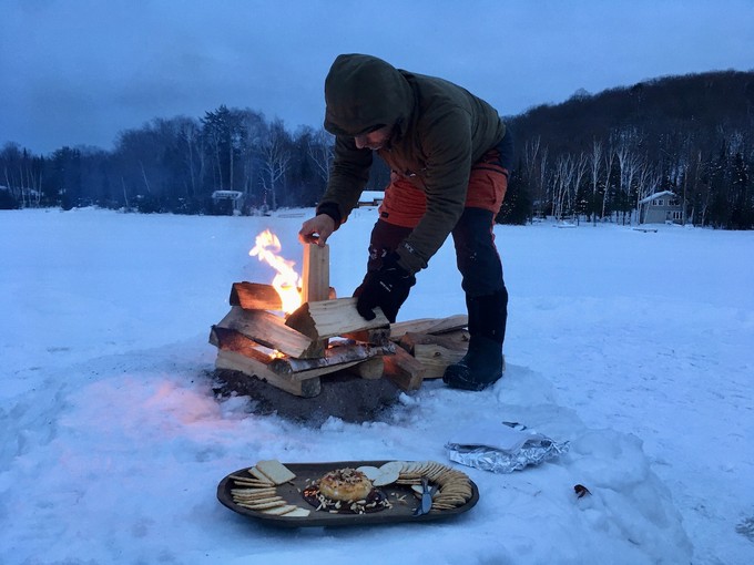 Feuer auf dem Eis bei dicker Eisschicht kein Problem