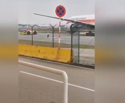 Boeing 777 macht sich in Porto selbstständig