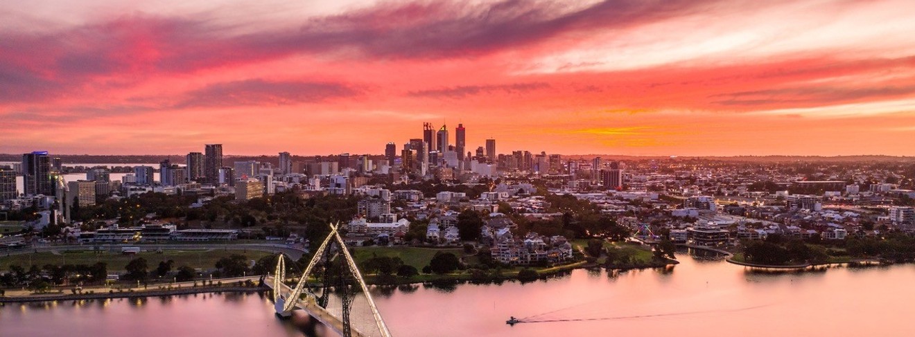 Der Swan River in Perth bei Sonnenuntergang