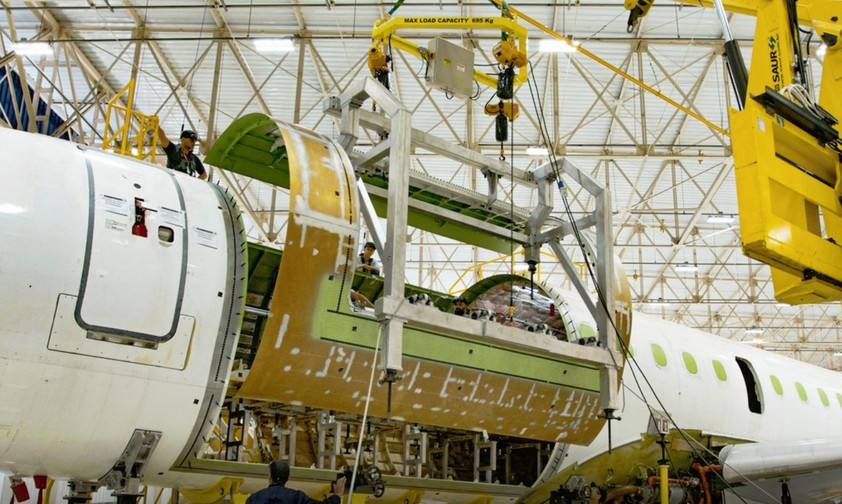 Installation der Frachttür beim E190F.