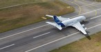 Airbus A380 auf dem Runway: Die Flieger müssen überprüft werden.