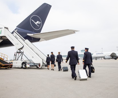 Lufthansa-Crew: In A330, A340 und A350 sollen weniger Flugbegleiter mitfliegen.