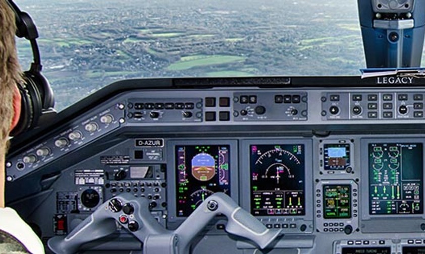 Pilot von Air Hamburg: Die Fluglinie baut aus.