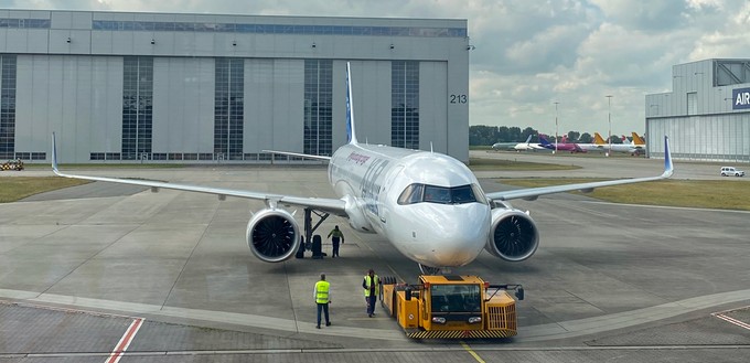Der Airbus A321 XLR vor seinem Jungfernflug am Flughafen Hamburg-Finkenwerder.