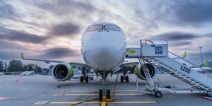 <strong>Tag 1 (13. November):</strong>
Airline-Chef <a href="https://www.aerotelegraph.com/air-baltic-will-mehr-airbus-a220">Martin Gauss hatte es schon angekündigt</a>, jetzt ist alles unterschrieben: Air Baltic stockt von 50 auf 80 fest bestellte Airbus A220-300 auf. Außerdem sichert sich die lettische Fluglinie neue Kaufrechte für 20 weitere der Jets.