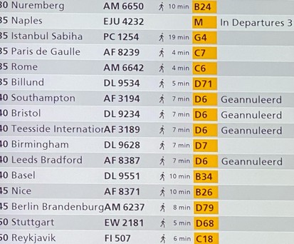 Anzeigetafel in Amsterdam: Flüge ins Vereinigte Königreich fallen aus.