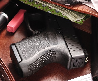 Schusswaffe in der Handtasche: Kann man ja mal vergessen?