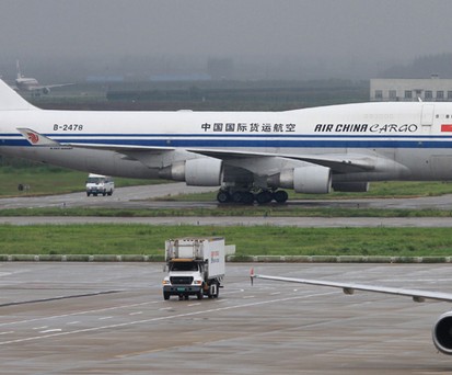 Boeing 747 von Air China Cargo im Jahr 2012: Später flog sie für ACT Airlines, Saudi Arabian Airlines, Air Cargo Global, Aerotranscargo und bald hebt sie als G-UNET für One Air ab.