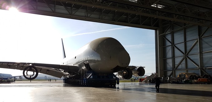 In Tarbes <a href="https://www.aerotelegraph.com/tarbes-airbus-aerosave-zerlegung-auseinanderbau-der-erste-a380-ist-fertig-zerlegt">fand die erste Ausschlachtung eines Airbus A380</a> statt. Das Flugzeug befand sich einst im Dienst von Singapore Airlines und war der erste ausgelieferte A380 überhaupt.