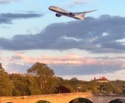 Boeing 787-10 von British Airways über London (Montage): Die Airline bekommt Nachschub.