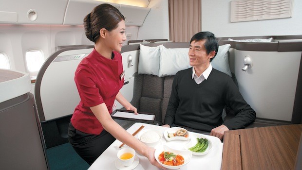 Cathay Pacific: wie im Gourmet-Restaurant. Die Speisen werden für die sechs bis neun Gäste nach Bestellung zubereitet.