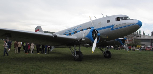 Ein auffälliges Merkmal im Unterschied zur amerikanischen DC-3 ist das zusätzliche Fenster auf jeder Seite hinter den Piloten. Zudem befindet sich die Passagiertür bei der Li-2, im Gegensatz zur DC-3, auf der rechten Seite.