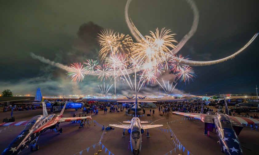 Feuerwerk über Oshkosh: Die Messe hat so viele Menschen angezogen wie noch nie.