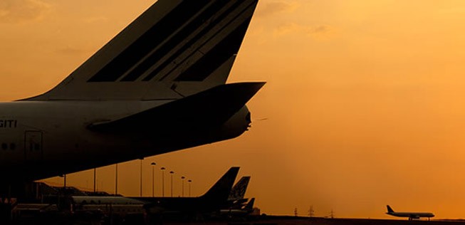 Flieger am Flughafen Caracas: Für Passagiere wird der Abflug noch mühsamer.